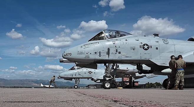 Sun Seems To Melt A-10 Thunderbolt Into Strange Shapes, That's Really How the Plane Looks