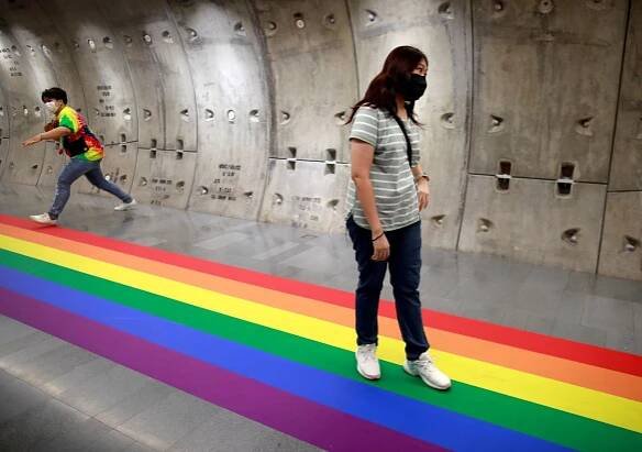 Duha, lesk a hudba, ale hlavně boj proti diskriminaci a homofobii. Svět slaví "pride"