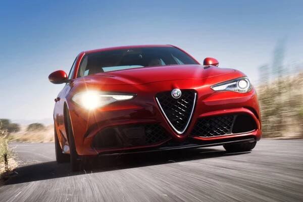 Alfa Romeo Giulia prý nezvládá crash testy, proto stojí. Italové to popírají | Autoforum.cz