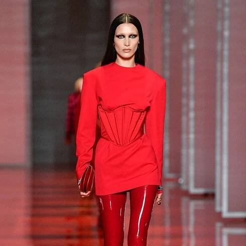 Bella And Gigi Twin In Red Latex On The Versace Runway