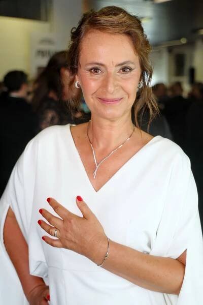 Herečka Lenka Vlasáková vynesla na červený koberec luxusní diamantové šperky značky Klenoty Aurum celkem za 480 000 Kč. Cena náhrdelníku je 220 000 Kč, náušnice stojí 180 000 Kč a náramek je v ceně 80 000 Kč.