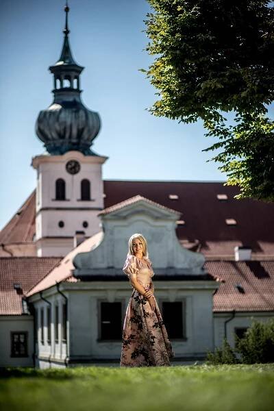 Ústečanka Lenka Graf zazpívala obě hymny před fotbalovým utkáním ČR – Německo