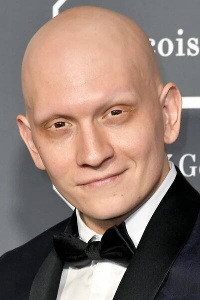Anthony Carrigan herec