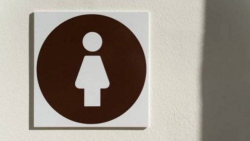 Žena v Německu vyrušila milence na nádražní toaletě. Hned vzplály jiné vášně