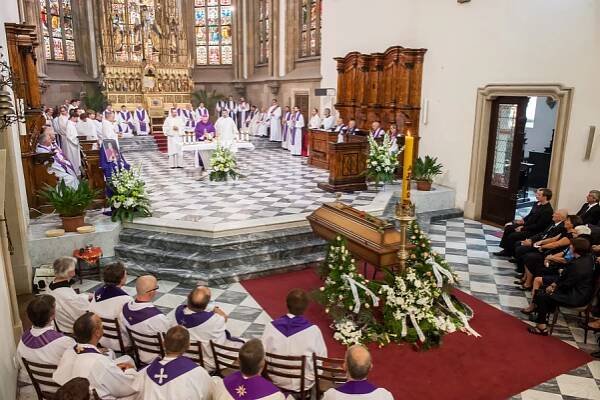 Pohřeb otec Jan Kabeláč 2015 | Farnost Brno - Židenice u kostela sv. Cyrila a Metoděje