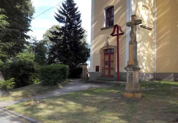 Kamenný kříž v Újezdě u Chocně před kostelem