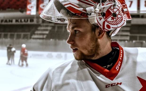 HC Slavia Praha | Brankář Málek o své masce: Motivy pro mě mají osobní význam