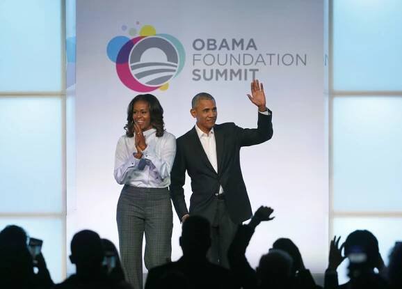 Bývalý americký prezident Barack Obama (vpravo) a bývalá první dáma Michelle Obamová. 