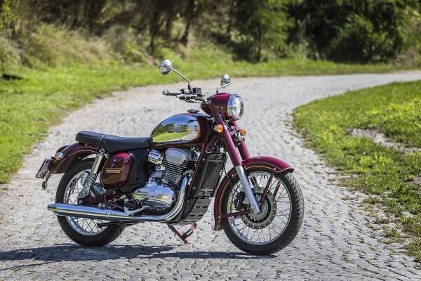 Test Jawa 300: Jak jezdí indická kývačka na české okresce?