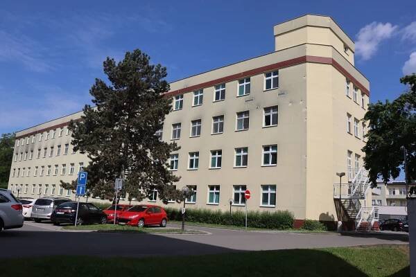 Foto • Pardubická nemocnice, budova č. 3 - porodnice, gynekologie, urologie (Padiglione o reparto ospedaliero) • Mapy.com