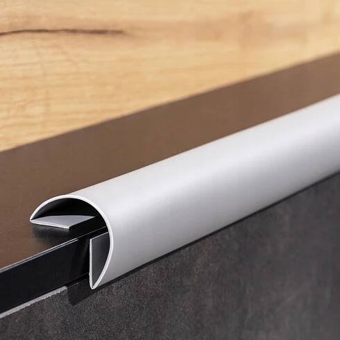 Vícefunkční PVC lišta 6in1 – samolepicí dokončovací panel, bílý