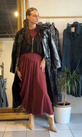 Černý lesklý vinylový kabát