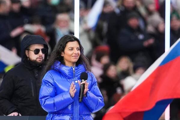 Putinovi je věrná také šéfka televize RT a webu Sputnik Margarita Simonjanová.