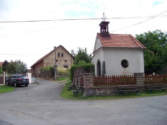 Soubor:Lešetice, kaplička a č. p. 21.jpg