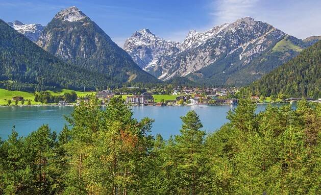 Das Seeufer Achensee und das Karwendelgebirge im österreichischen Pertisau locken Jahr für Jahr viele Urlauber an.