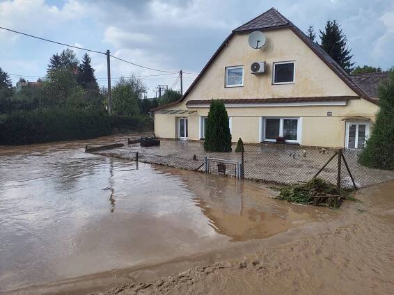 V Moravské Třebové zaplavily silné bouřky dům, ulice i sklepy - Přes Moravu se přehnaly silné bouřky (11/11)