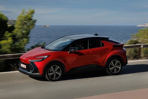 Řídili jsme auto, které vypadá jako koncept. U Toyoty C-HR je jedno, jaký motor si vyberete. A vždycky dostanete slevu