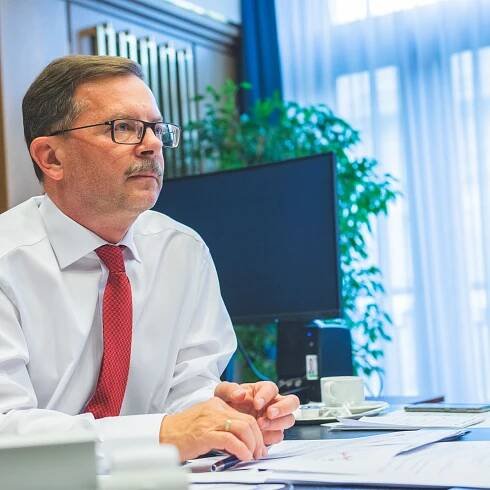 Sazby zůstanou vysoko delší dobu. Trh práce se přehřívá, říká Jan Frait z bankovní rady ČNB