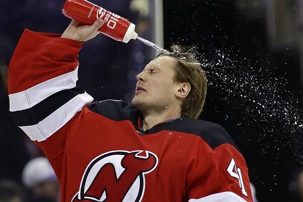 V New Jersey je Vaněčkovo. Český gólman táhne Devils do play off