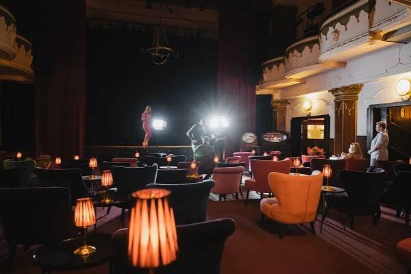 Stand-up comedy v Royal Theatre & Club Chic a seznamovací akce „Set Me Up“