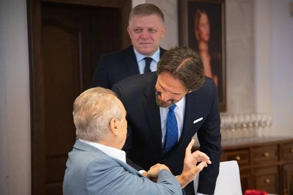 Exprezident Zeman slaví osmdesátiny v Hluboké nad Vltavou, prvními gratulanty byli Fico a Kaliňák