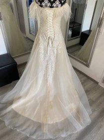 Černobílé svatební šaty: Nejlepší volba pro elegantní a stylovou nevěstu