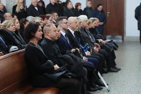 7 nej momentů z pohřbu Marie Poledňákové (†81): Zdrcená Eliška Balzerová, přiznání Harapese a tajemné květy...