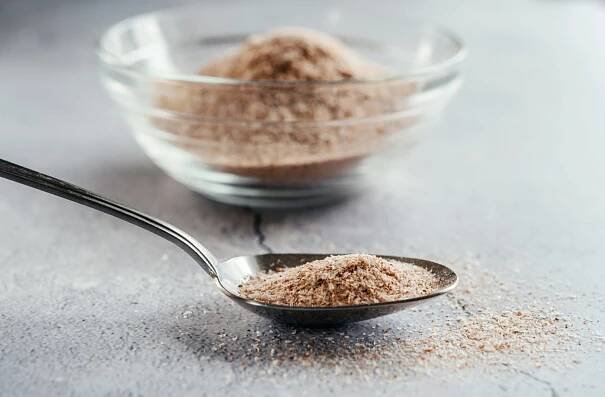 Psyllium je vláknina z jitrocele indického.