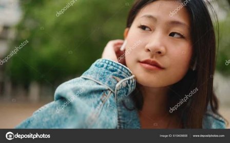 Zblízka Hezká Asijská Žena Nosí Bezdrátové Sluchátka Poslech Hudby Ulici