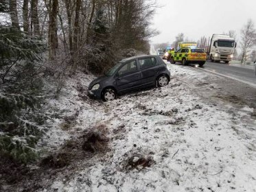 Sníh a ledovka dělaly řidičům problémy. V Sokolově nemohly sjet kopec autobusy