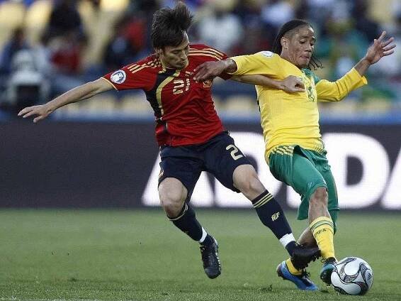 Steven Pienaar (vpravo) se snaží prosadit přes španělskou hvězdu Davida Silvu.