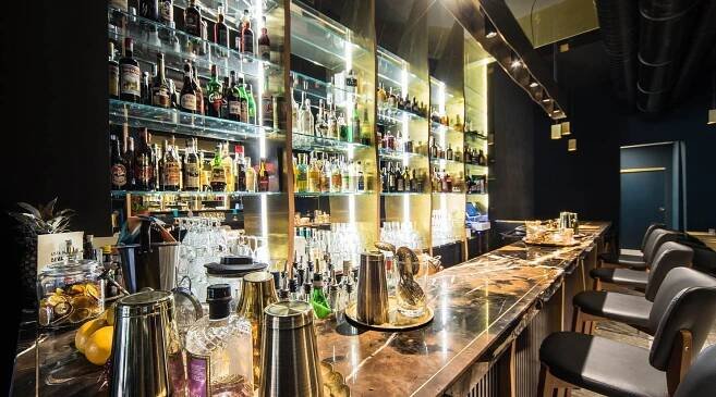 Bancone bar con bottiglieria
