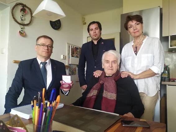 Soubor:Writer, playwright and film screenwriter Peter Jaroš receives the Extraordinary Award of Slovak Matica for his contribution to the Matica movement, Slovak culture, film culture and literature.jpg
