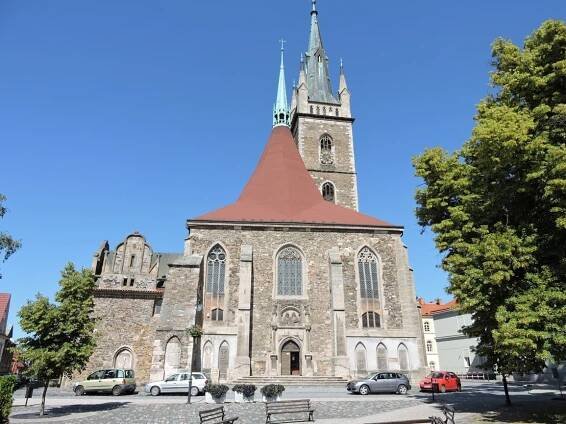 FOTO: Klub rodáků vyrazil na procházku Horskou ulicí na Pražské předměstí