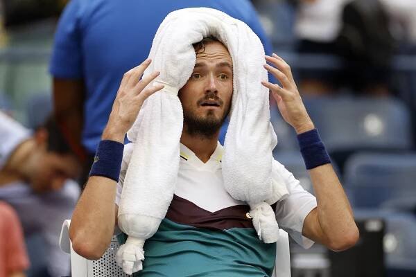 Medvedev, en un descanso de su partido ante Rublev.