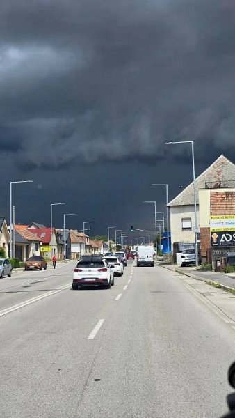 FOTO: Cez Slovensko sa presúvajú čierne mračná. SHMÚ vydal výstrahy