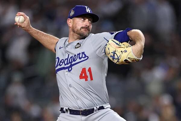 Daniel Hudson, wearing a Los Angeles Dodgers uniform, in mid-pitch.