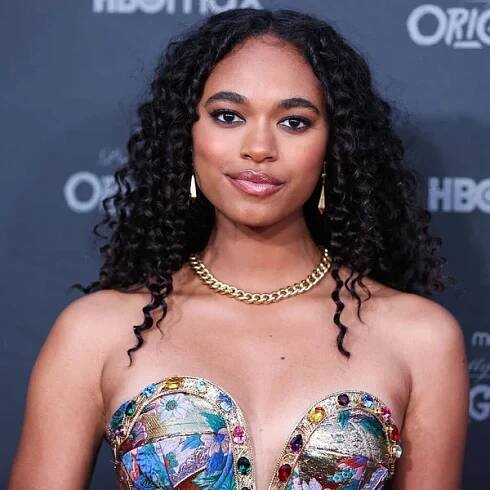 Americká herečka Chandler Kinney na sobě Dolce a Gabanna šaty s Casadei podpatky a David Yurman šperky dorazí na krvavý červený koberec a exkluzivní promítání HBO Max 'Pretty Little Liars: Original Sin' se konala v divadle SJR — Stock obrázek