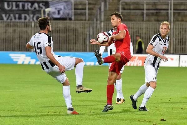 Rosice 28.09.2019 - domácí FC Zbrojovka Brno (červená) proti FC Hradec Králové