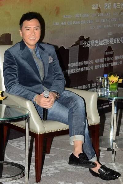 Hongkongský herec Donnie Yen se usmívá na tiskové konferenci pro jeho nový film, zvláštní Id, v Šanghaji, Číně, 15 říjen 2013. — Stock obrázek