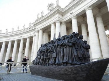 V bronzovém sousoší Angels Unawares ve Vatikánu nechybí ani česká rodina