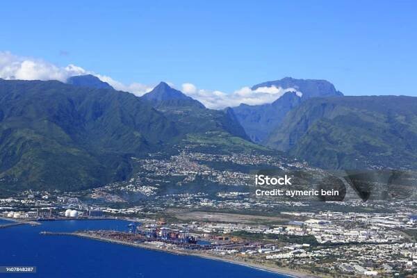Ostrov Reunion Saint Denis a Le Port s horskou krajinou - Bez autorských poplatků Saint-Denis - Réunion Stock fotka
