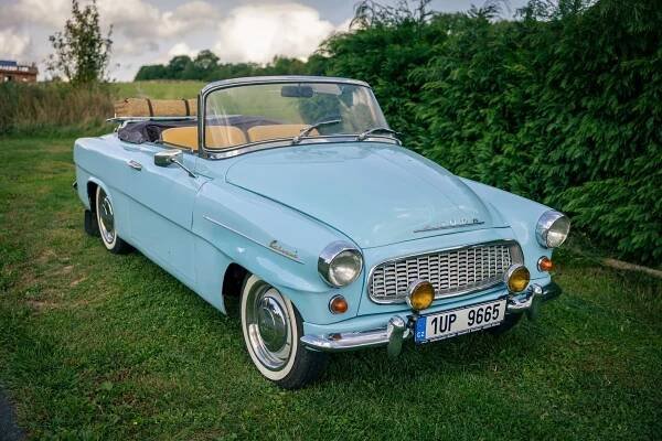 Půjde o miliony. V Lysé se draží půllitrové Jawy, Tatra 700 i československá sanitka