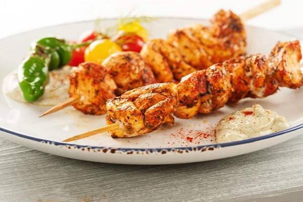 Hühner-Souvlaki mit Kernöl- Joghurtsoße