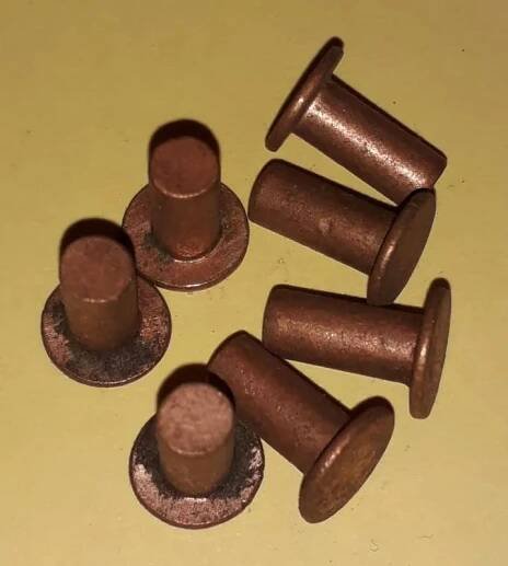 Měděný nýt 4x9mm s rovnou hlavou | Aukro
