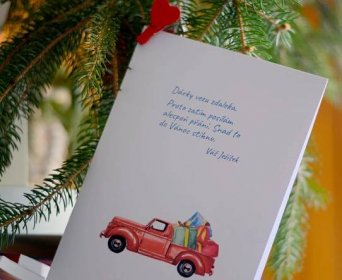 Vtipné vánoční přání s textem a kresleným autem s dárky 9