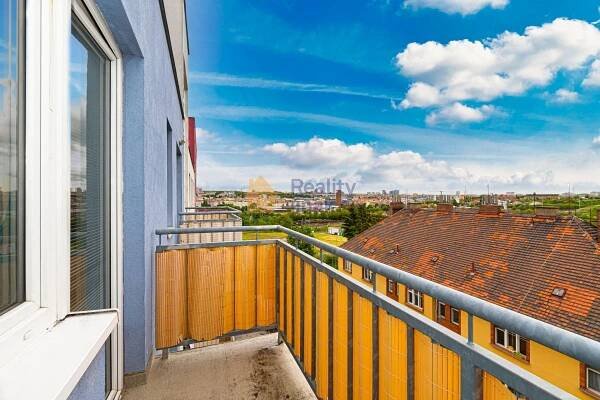 Pronájem bytu 1+kk, cihla, balkon, sklep, ul. Elektrárenská, Praha 10