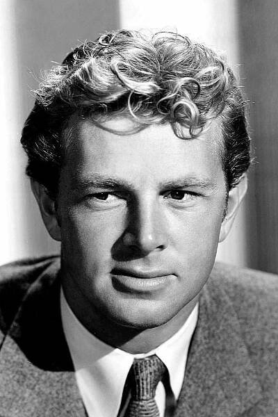 Sterling Hayden isHenry 'Jack' Pullitzer