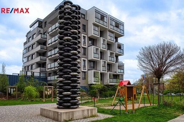 Pronájem moderního bytu 2+kk s terasou v Prosek Parku, Praha 9 - Střížkov
