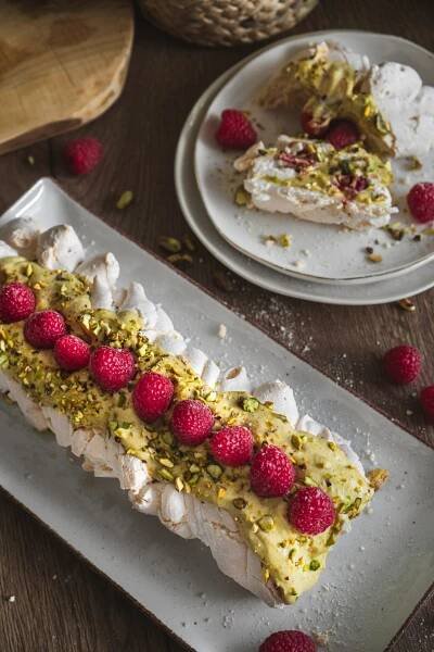Pavlova roláda, Pavlova roláda s pistáciovým krémom a malinami